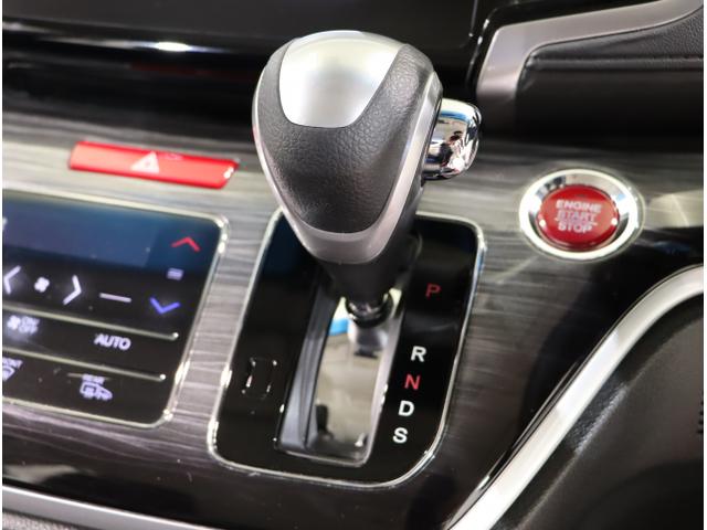 オデッセイ アブソルート・ＥＸ　ＷＡＣ　スマ－トキ－　セキュリティーアラーム　３列シート　ＤＶＤ再生　オートクルーズコントロール　パワーウィンドウ　エアバック　エアコン　サイドエアバッグ　ＬＥＤランプ　横滑り防止（17枚目）