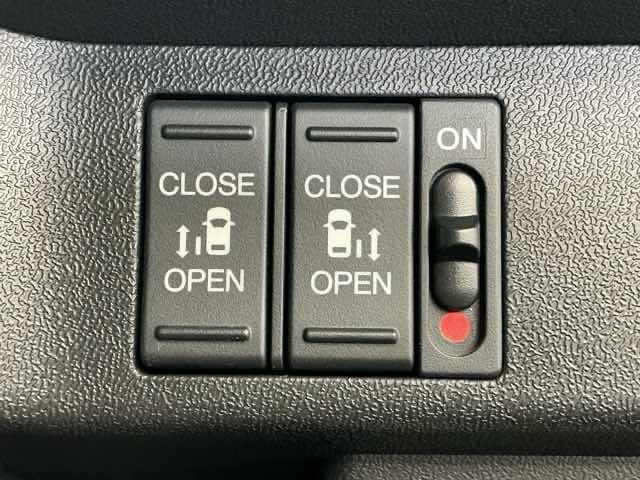 ステップワゴンスパーダ スパーダホンダセンシング ホンダ認定中古車 後席モニター LED 盗難防止 助手席エアバッグ ワンオーナ- Wパワスラ 記録簿有 リアオートエアコン 地デジ 横滑り防止システム オートエアコン リアカメラ USB ナビ&TV(9枚目)