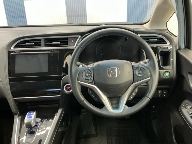 シャトル ハイブリッドＺ　ホンダ認定中古車　バックカメラ　ＥＴＣ　ワンオーナー車　衝突被害軽減ブレーキ　クルーズＣ　記録簿付　ＶＳＡ　フルセグ地デジＴＶ　シートＨ　リアカメラ　キーフリ　ＬＥＤライト　アドバンストキー　イモビ（16枚目）