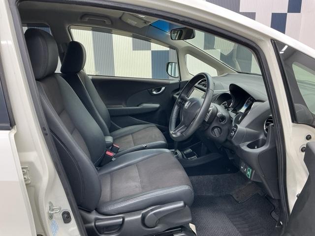 フィットハイブリッド ＸＨセレクションファインスタイル　ホンダ認定中古車　純正ナビ　バックカメラ　盗難防止システム　横滑防止　オートクルーズコントロール　シ－トヒ－タ－　キーレス　エアコン　ＤＶＤ　スマートキー　エアバック　ＥＴＣ　ＡＢＳ　ワンセグ（14枚目）