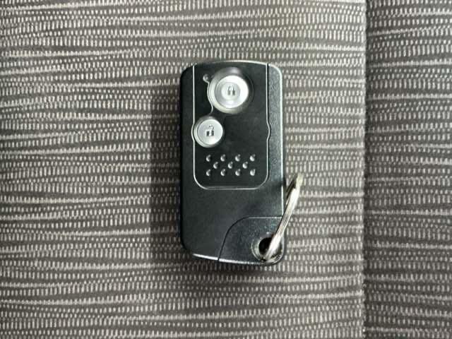フィットハイブリッド ＸＨセレクションファインスタイル　ホンダ認定中古車　純正ナビ　バックカメラ　盗難防止システム　横滑防止　オートクルーズコントロール　シ－トヒ－タ－　キーレス　エアコン　ＤＶＤ　スマートキー　エアバック　ＥＴＣ　ＡＢＳ　ワンセグ（17枚目）