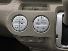 オートエアコン付きです！お好みの温度をセットするだけでエアコンの風量などを自動でコントロール。快適な車内でお過ごしいただけます。 7