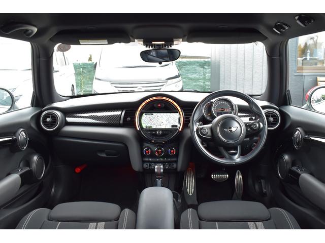 ＭＩＮＩ クーパーＳ　ＪＣＷパッケージ　純正ＨＤＤナビ　バックカメラ　ブルートゥース接続可能　ＪＣＷ１７アルミ　ＭＩＮＩドライビングモード　ＪＣＷレザーステアリング　ＪＣＷエアロ　ヘッドライナーアンスラサイト　記録簿（2枚目）
