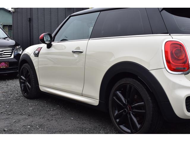 ＭＩＮＩ クーパーＳ　ＪＣＷパッケージ　純正ＨＤＤナビ　バックカメラ　ブルートゥース接続可能　ＪＣＷ１７アルミ　ＭＩＮＩドライビングモード　ＪＣＷレザーステアリング　ＪＣＷエアロ　ヘッドライナーアンスラサイト　記録簿（14枚目）