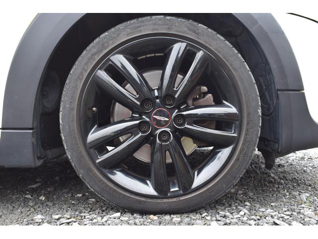 ＭＩＮＩ クーパーＳ　ＪＣＷパッケージ　純正ＨＤＤナビ　バックカメラ　ブルートゥース接続可能　ＪＣＷ１７アルミ　ＭＩＮＩドライビングモード　ＪＣＷレザーステアリング　ＪＣＷエアロ　ヘッドライナーアンスラサイト　記録簿（22枚目）