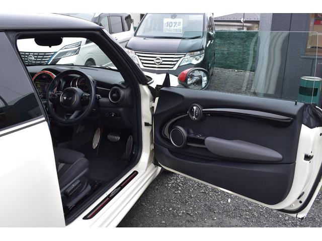 ＭＩＮＩ クーパーＳ　ＪＣＷパッケージ　純正ＨＤＤナビ　バックカメラ　ブルートゥース接続可能　ＪＣＷ１７アルミ　ＭＩＮＩドライビングモード　ＪＣＷレザーステアリング　ＪＣＷエアロ　ヘッドライナーアンスラサイト　記録簿（52枚目）