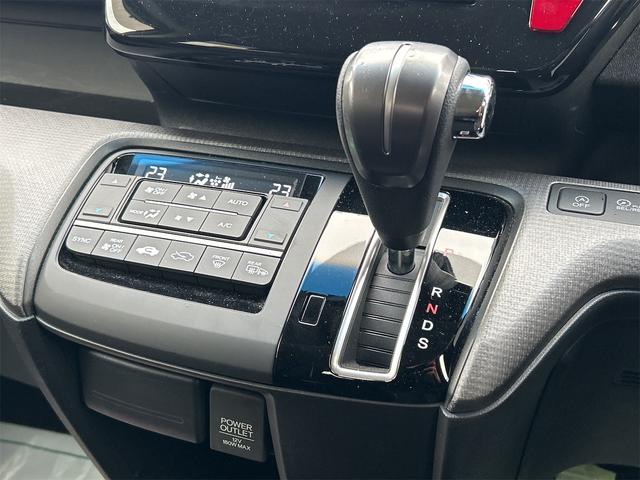 ステップワゴンスパーダ スパーダ　ホンダセンシング　ＥＴＣ　バックカメラ　ナビ　ＴＶ　オートクルーズコントロール　レーンアシスト　衝突被害軽減システム　両側電動スライドドア　オートライト　スマートキー　アイドリングストップ　電動格納ミラー　３列シート（8枚目）