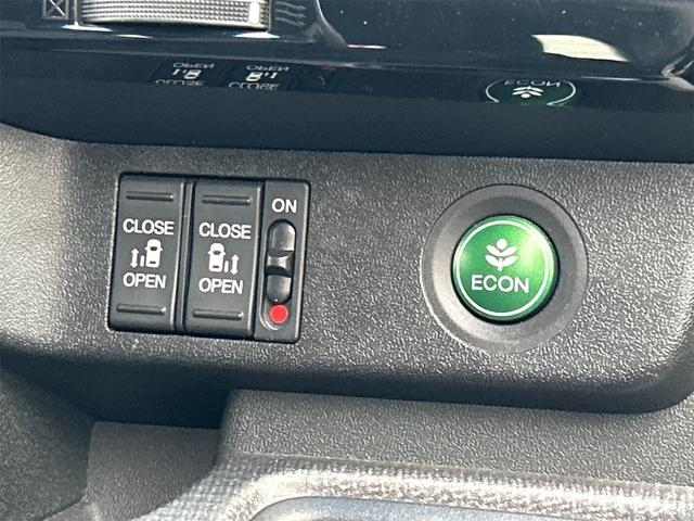 ステップワゴンスパーダ スパーダ　ホンダセンシング　ＥＴＣ　バックカメラ　ナビ　ＴＶ　オートクルーズコントロール　レーンアシスト　衝突被害軽減システム　両側電動スライドドア　オートライト　スマートキー　アイドリングストップ　電動格納ミラー　３列シート（10枚目）