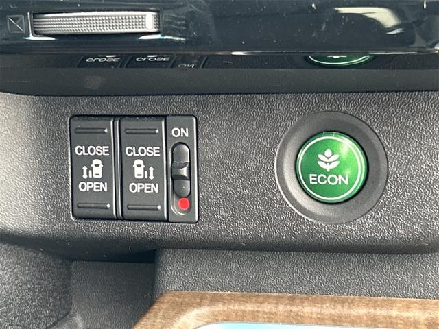 両側電動スライドドア装備！運転席よりボタン一つで開閉可能でございます。