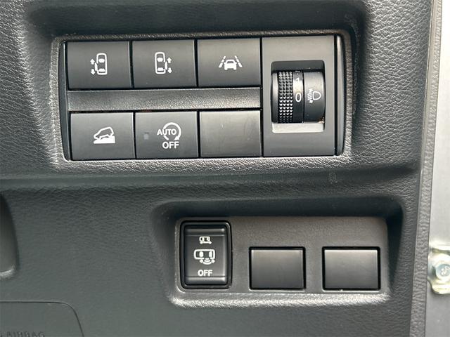 パワースライドドア装備でドアの開閉もスイッチ一つでとても簡単です。スライドドアは坂道では大人でも重くなる事があるので老若男女問わず人気の装備ですよ。