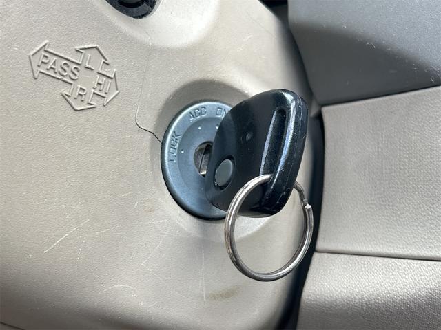 アルト F キーレスエントリー 電動格納ミラー AT 盗難防止システム CD 衝突安全ボディ エアコン パワーステアリング パワーウィンドウ 運転席エアバッグ 助手席エアバッグ(8枚目)