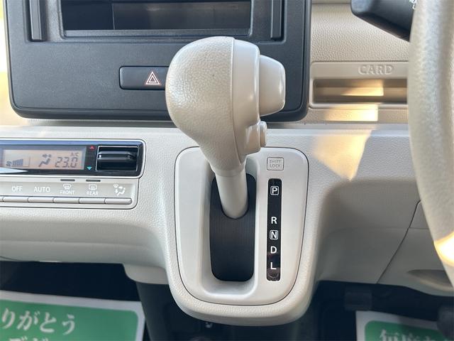 必ず使用するシフトレバー。確りと確認したいですね。