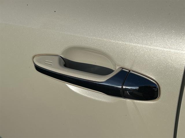 ハリアー エレガンス　ＥＴＣ　バックカメラ　パワーシート　エアロ　ＴＶ　オートライト　アルミホイール　スマートキー　アイドリングストップ　電動格納ミラー　ＣＶＴ　盗難防止システム　衝突安全ボディ　ＣＤ　Ｂｌｕｅｔｏｏｔｈ（27枚目）