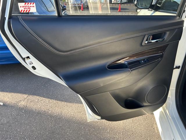 ハリアー エレガンス　ＥＴＣ　バックカメラ　パワーシート　エアロ　ＴＶ　オートライト　アルミホイール　スマートキー　アイドリングストップ　電動格納ミラー　ＣＶＴ　盗難防止システム　衝突安全ボディ　ＣＤ　Ｂｌｕｅｔｏｏｔｈ（28枚目）