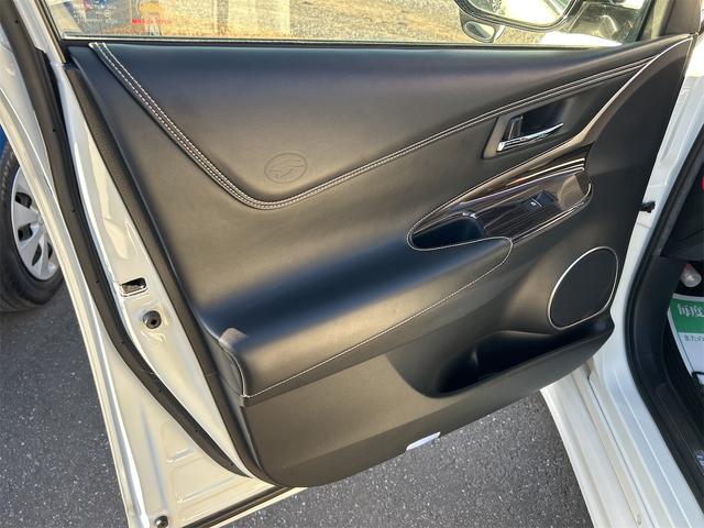 ハリアー エレガンス　ＥＴＣ　バックカメラ　パワーシート　エアロ　ＴＶ　オートライト　アルミホイール　スマートキー　アイドリングストップ　電動格納ミラー　ＣＶＴ　盗難防止システム　衝突安全ボディ　ＣＤ　Ｂｌｕｅｔｏｏｔｈ（30枚目）