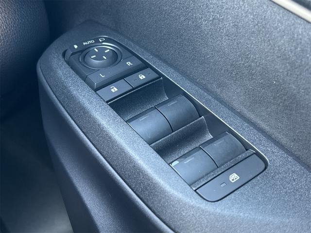 ヤリス Ｇ　ＥＴＣ　バックカメラ　ナビ　ＴＶ　クリアランスソナー　衝突被害軽減システム　オートマチックハイビーム　オートライト　スマートキー　電動格納ミラー　ＣＶＴ　盗難防止システム　衝突安全ボディ　ＡＢＳ（10枚目）