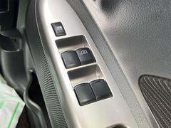 パワーウィンドウのスイッチですよ。運転席に居ながら窓を開け閉めのコントロールできますよ。 6