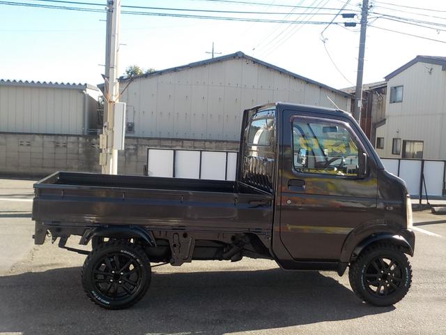 キャリイトラック KC 4WD エアコン パワステ 2インチリフトアップ 14インチアルミホイール・新品マッドタイヤ 社外マフラー LEDテール・バックランプ 革調シートカバー コンビステアリング アイライン(3枚目)