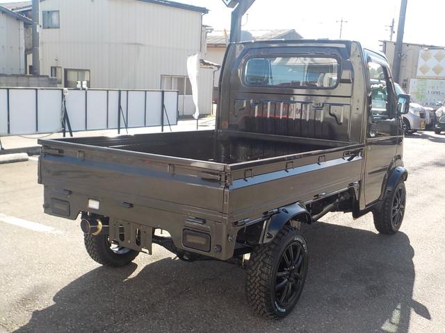 キャリイトラック KC 4WD エアコン パワステ 2インチリフトアップ 14インチアルミホイール・新品マッドタイヤ 社外マフラー LEDテール・バックランプ 革調シートカバー コンビステアリング アイライン(5枚目)