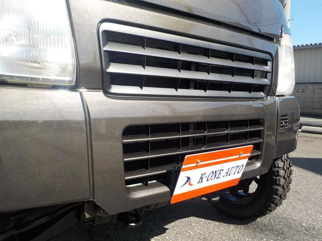 キャリイトラック KC 4WD エアコン パワステ 2インチリフトアップ 14インチアルミホイール・新品マッドタイヤ 社外マフラー LEDテール・バックランプ 革調シートカバー コンビステアリング アイライン(7枚目)