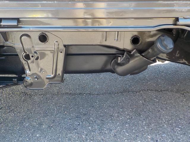 キャリイトラック KC 4WD エアコン パワステ 2インチリフトアップ 14インチアルミホイール・新品マッドタイヤ 社外マフラー LEDテール・バックランプ 革調シートカバー コンビステアリング アイライン(8枚目)