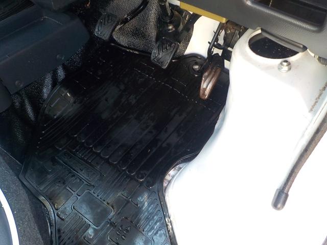 キャリイトラック KC 4WD エアコン パワステ 2インチリフトアップ 14インチアルミホイール・新品マッドタイヤ 社外マフラー LEDテール・バックランプ 革調シートカバー コンビステアリング アイライン(36枚目)