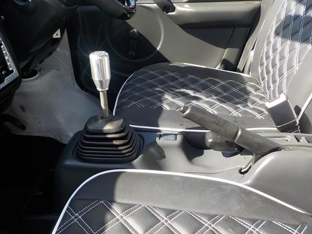 キャリイトラック KC 4WD エアコン パワステ 2インチリフトアップ 14インチアルミホイール・新品マッドタイヤ 社外マフラー LEDテール・バックランプ 革調シートカバー コンビステアリング アイライン(50枚目)