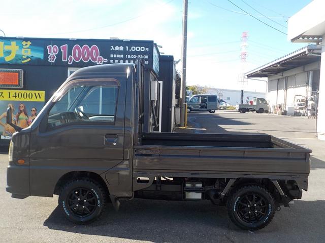サンバートラック ＴＣ－ＳＣ　ハイルーフ　スーパーチャージャー　５ＭＴ　エアコン　パワステ　パワーウィンドウ　キーレス　集中ドアロック　エアバック　１２インチマッドタイヤ・アルミホイール　チタニウムフラシュマイカオールペイント済み（4枚目）