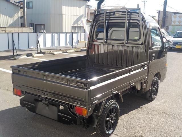 サンバートラック ＴＣ－ＳＣ　ハイルーフ　スーパーチャージャー　５ＭＴ　エアコン　パワステ　パワーウィンドウ　キーレス　集中ドアロック　エアバック　１２インチマッドタイヤ・アルミホイール　チタニウムフラシュマイカオールペイント済み（5枚目）