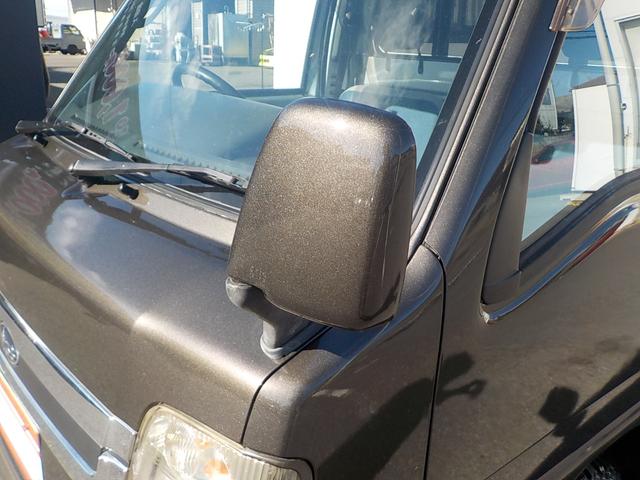 サンバートラック ＴＣ－ＳＣ　ハイルーフ　スーパーチャージャー　５ＭＴ　エアコン　パワステ　パワーウィンドウ　キーレス　集中ドアロック　エアバック　１２インチマッドタイヤ・アルミホイール　チタニウムフラシュマイカオールペイント済み（8枚目）