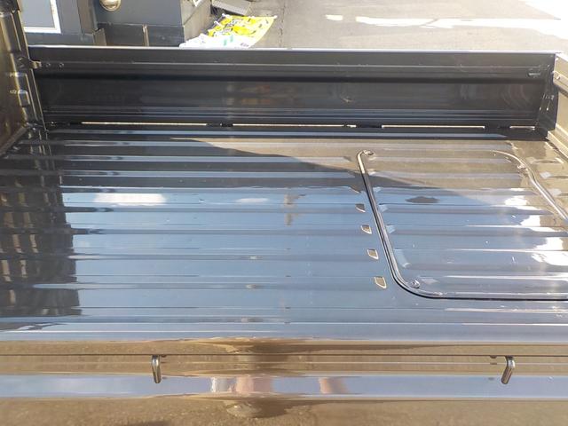 サンバートラック ＴＣ－ＳＣ　ハイルーフ　スーパーチャージャー　５ＭＴ　エアコン　パワステ　パワーウィンドウ　キーレス　集中ドアロック　エアバック　１２インチマッドタイヤ・アルミホイール　チタニウムフラシュマイカオールペイント済み（12枚目）