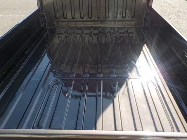 サンバートラック ＴＣ－ＳＣ　ハイルーフ　スーパーチャージャー　５ＭＴ　エアコン　パワステ　パワーウィンドウ　キーレス　集中ドアロック　エアバック　１２インチマッドタイヤ・アルミホイール　チタニウムフラシュマイカオールペイント済み（16枚目）