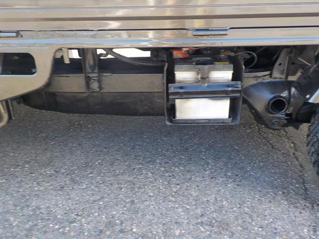 サンバートラック ＴＣ－ＳＣ　ハイルーフ　スーパーチャージャー　５ＭＴ　エアコン　パワステ　パワーウィンドウ　キーレス　集中ドアロック　エアバック　１２インチマッドタイヤ・アルミホイール　チタニウムフラシュマイカオールペイント済み（18枚目）