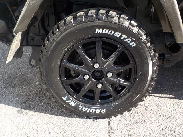 サンバートラック ＴＣ－ＳＣ　ハイルーフ　スーパーチャージャー　５ＭＴ　エアコン　パワステ　パワーウィンドウ　キーレス　集中ドアロック　エアバック　１２インチマッドタイヤ・アルミホイール　チタニウムフラシュマイカオールペイント済み（23枚目）