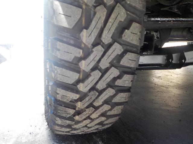 サンバートラック ＴＣ－ＳＣ　ハイルーフ　スーパーチャージャー　５ＭＴ　エアコン　パワステ　パワーウィンドウ　キーレス　集中ドアロック　エアバック　１２インチマッドタイヤ・アルミホイール　チタニウムフラシュマイカオールペイント済み（25枚目）