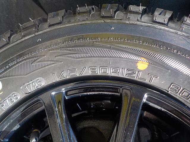 サンバートラック ＴＣ－ＳＣ　ハイルーフ　スーパーチャージャー　５ＭＴ　エアコン　パワステ　パワーウィンドウ　キーレス　集中ドアロック　エアバック　１２インチマッドタイヤ・アルミホイール　チタニウムフラシュマイカオールペイント済み（26枚目）