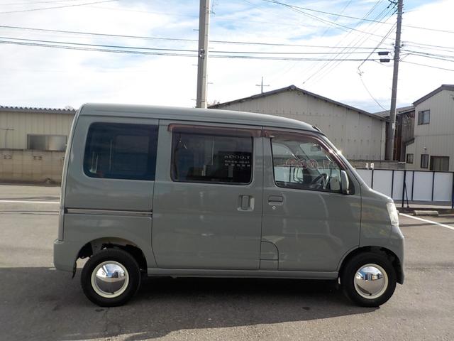 ハイゼットカーゴ ＤＸ　４ＷＤ　オートマ　フル装備　カーナビ　バックモニター　令和７年１１月ウォーターポンプ交換済み　新品１２インチベンプラホイールキャップ　アーバンカーキオールペイント済み（4枚目）