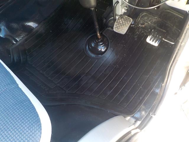 サンバーバン ＶＢ　２ＷＤ　オートマ　エアコン　パワステ　新品１２インチベンプラホイールキャップ　チタニウムフラシュマイカオールペイント済み（13枚目）