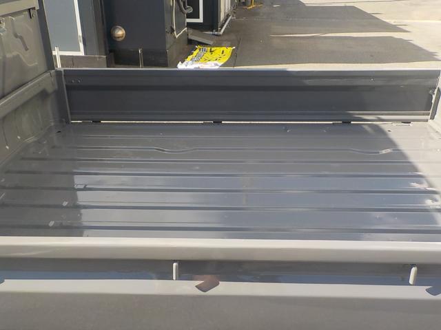 キャリイトラック KC 4WD エアコン パワステ オートマ 新品12インチベンプラホイールキャップ 新品革調シートカバー ミディアムグレーオールペイント済み(18枚目)