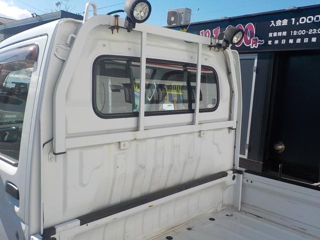 キャリイトラック ＫＣエアコン・パワステ　４ＷＤ　５ＭＴ　エアコン　パワステ　運転席・助手席エアバック　ゲートプロテクター　テールゲートチェーン　荷台ライト（16枚目）