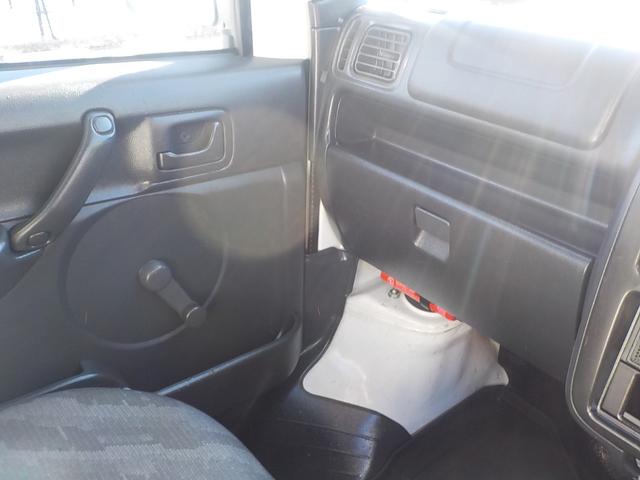 キャリイトラック ＫＣエアコン・パワステ　４ＷＤ　５ＭＴ　エアコン　パワステ　運転席・助手席エアバック　ゲートプロテクター　テールゲートチェーン　荷台ライト（28枚目）