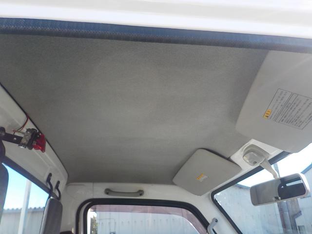 キャリイトラック ＫＣエアコン・パワステ　４ＷＤ　５ＭＴ　エアコン　パワステ　運転席・助手席エアバック　ゲートプロテクター　テールゲートチェーン　荷台ライト（32枚目）