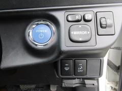電動格納ミラースイッチやエンジンスタートボタンが操作のしやすい位置にあります。 6