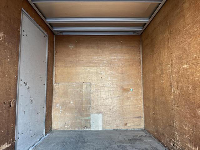 エルフトラック 2t積・アルミバン・AT・標準10尺・低床・左サイドドア(28枚目)