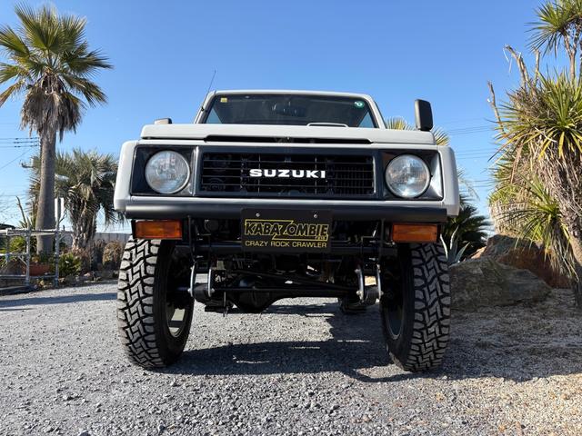 ジムニー ランドベンチャー　ＡＣ　ＰＳ　ＡＴ　リフトアップ　最終型改造公認車　前後社外バンパー　社外ＡＷ　ＭＴタイヤ　純正ＯＰモモハン　純正ＯＰサイホーンＢ　純正ＯＰクォーツ時計　　ＲＥＣＡＲＯシート　１型グリル　ＣＤオーディオ（4枚目）