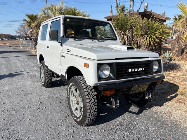 ジムニー ランドベンチャー　ＡＣ　ＰＳ　ＡＴ　リフトアップ　最終型改造公認車　前後社外バンパー　社外ＡＷ　ＭＴタイヤ　純正ＯＰモモハン　純正ＯＰサイホーンＢ　純正ＯＰクォーツ時計　　ＲＥＣＡＲＯシート　１型グリル　ＣＤオーディオ（5枚目）