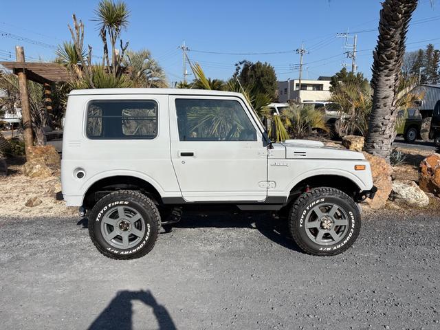 ジムニー ランドベンチャー　ＡＣ　ＰＳ　ＡＴ　リフトアップ　最終型改造公認車　前後社外バンパー　社外ＡＷ　ＭＴタイヤ　純正ＯＰモモハン　純正ＯＰサイホーンＢ　純正ＯＰクォーツ時計　　ＲＥＣＡＲＯシート　１型グリル　ＣＤオーディオ（8枚目）