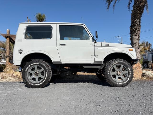 ジムニー ランドベンチャー　ＡＣ　ＰＳ　ＡＴ　リフトアップ　最終型改造公認車　前後社外バンパー　社外ＡＷ　ＭＴタイヤ　純正ＯＰモモハン　純正ＯＰサイホーンＢ　純正ＯＰクォーツ時計　　ＲＥＣＡＲＯシート　１型グリル　ＣＤオーディオ（10枚目）