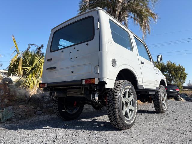 ジムニー ランドベンチャー　ＡＣ　ＰＳ　ＡＴ　リフトアップ　最終型改造公認車　前後社外バンパー　社外ＡＷ　ＭＴタイヤ　純正ＯＰモモハン　純正ＯＰサイホーンＢ　純正ＯＰクォーツ時計　　ＲＥＣＡＲＯシート　１型グリル　ＣＤオーディオ（13枚目）