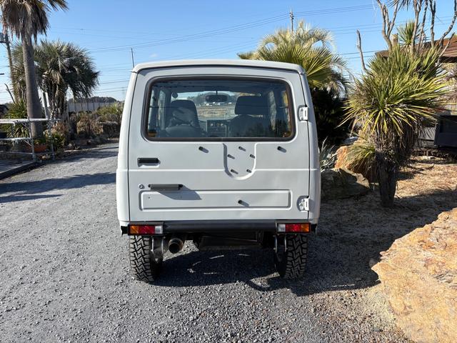 ジムニー ランドベンチャー　ＡＣ　ＰＳ　ＡＴ　リフトアップ　最終型改造公認車　前後社外バンパー　社外ＡＷ　ＭＴタイヤ　純正ＯＰモモハン　純正ＯＰサイホーンＢ　純正ＯＰクォーツ時計　　ＲＥＣＡＲＯシート　１型グリル　ＣＤオーディオ（14枚目）